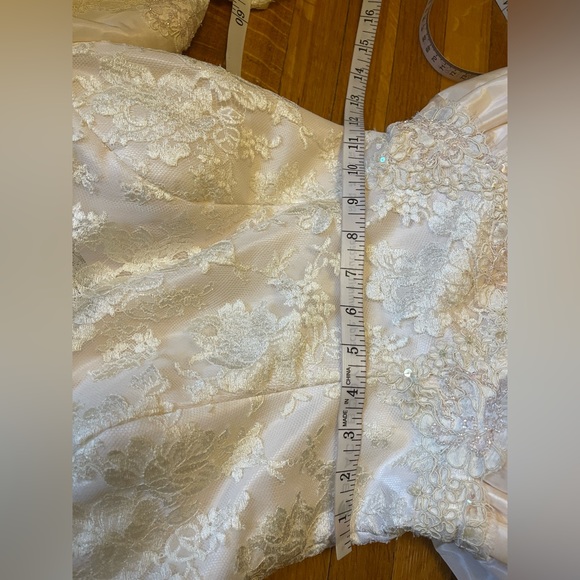 Wedding gown - Picture 8 of 11